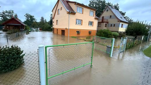 Řeka Malše zaplavila střed obce Plav na Českobudějovicku