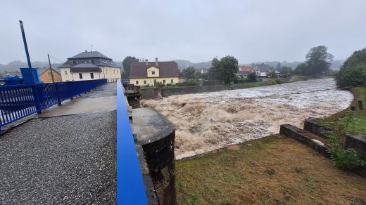 Řeka Bělá se rozvodnila v Mikulovicích a České Vsi na Jesenicku