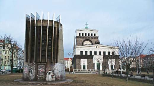 Výdech ventilace metra u stanice Jiřího z Poděbrad, dílo sochaře Petra Šedivého