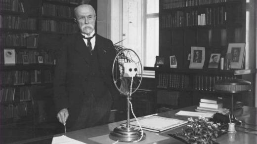 T. G. Masaryk a rozhlasový mikrofon v jeho pracovně na Pražském hradě (1932)