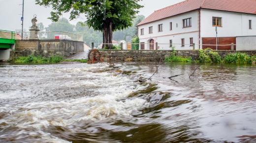 Rozvodněná řeka Blanice v Husinci na Prachaticku