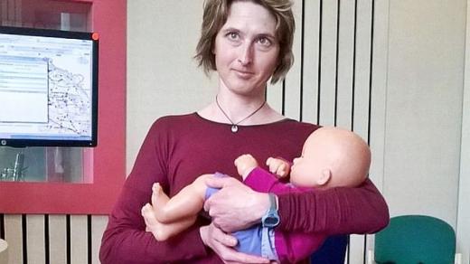 Fyzioterapeutka Iva Bolehovská ukazuje správnou manipulaci s miminkem či batoletem - klubíčko