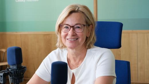 Romana Ptáčková ve studiu Českého rozhlasu Hradec Králové