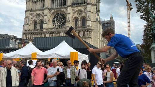 Tesaři při práci před katedrálou Notre-Dame