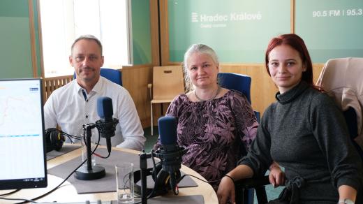 Václav Mackerle, Ivana Němcová a Gita Hofmanová ve studiu Českého rozhlasu Hradec Králové