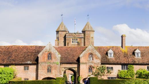 Sissinghurst Castle Garden, jednu z nejslavnějších světových okrasných zahrad založila britská spisovatelka Vita Sackville-Westová se svým manželem Haroldem Nicolsonem