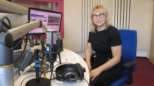 doc. MUDr. Alena Šmahelová, Ph.D. ve studiu Českého rozhlasu Hradec Králové