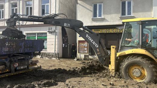 Jeseník uklízí. Priorita je odklidit bahno z ulic, aby byly průjezdné