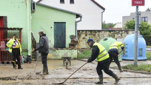 Na odklízení následků velké vody pracuje zhruba 20 lidí