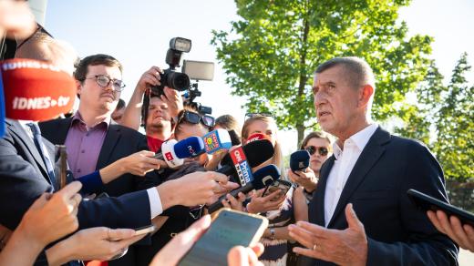 Andrej Babiš přichází do sídla ANO