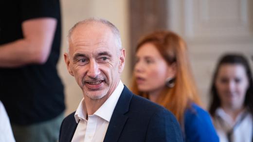 Martin Kuba na tiskové konferenci k podpoře bydlení