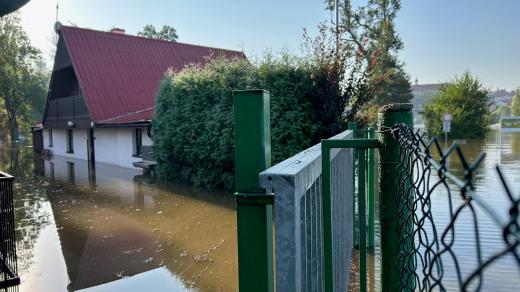 Ve Vědomicích u Roudnice nad Labem řeka zaplavila sporthotel, zázemí kanoistického klubu i okolní hřiště