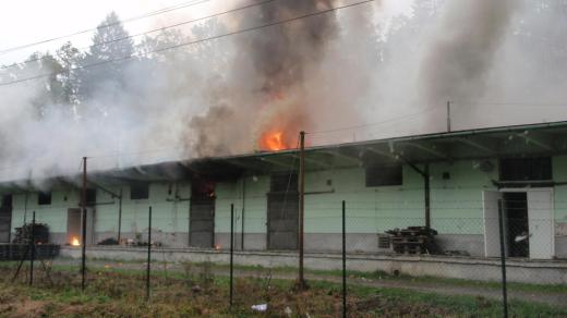 Hořící muniční sklad ve vrbětickém areálu