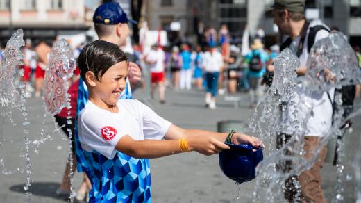 Děti si horké počasí zpříjemnily ve fontáně na Václavském náměstí