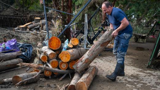 Úklid po ničivých povodních v obci Zátor, která leží kousek od Krnova