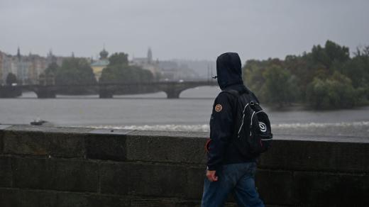 V Praze stále prší a fouká silný vítr