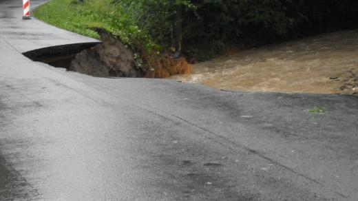 Podemletá silnice z Brusného na Rusavu