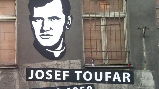 Památník na fasádě bývalého Borůvkova sanatoria v pražské Legerově ulici, kde zemřel farář Josef Toufar.