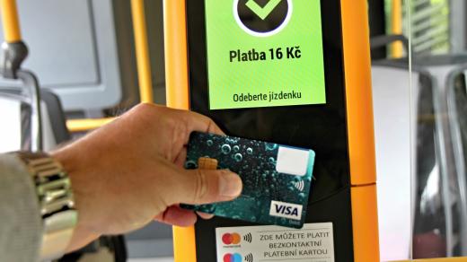 V nákupu jednotlivého jízdného v plzeňské MHD vedou bankovní karty