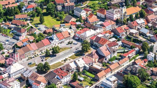 Město Třebechovice pod Orebem se díky okolí s krásnými lesy a půvabnými meandry řeky Orlice stalo oblíbeným výletním místem. Vyhlášené je zejména díky muzeu betlémů