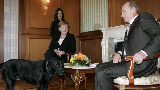 Merkelová, Putin a jeho fenka Konni před rozhovorem v prezidentském sídle v Soči (21. ledna 2007)