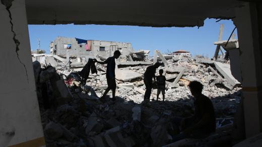 Palestinci odklízí trosky po izraelském útoku v Gaze