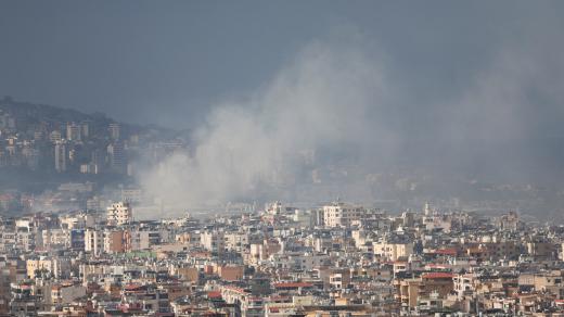 Kouř stoupá nad jižním předměstím Bejrútu po útoku uprostřed pokračujících bojů mezi Hizballáhem a izraelskými silami, pohled ze Sin El Filu, Libanon, 1. října 2024