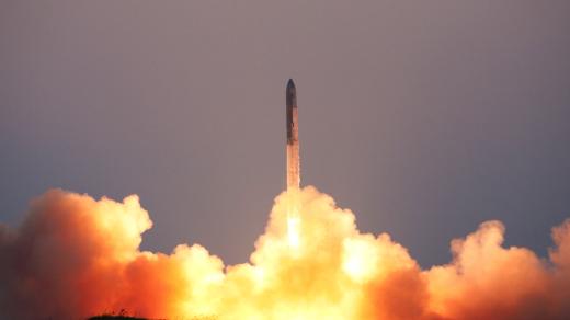Loď Starship společnosti SpaceX startuje během pátého zkušebního letu v Boca Chica v Texasu
