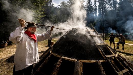 Milíř na výrobu dřevěného uhlí na Dnech řemesel v Národním parku České Švýcarsko