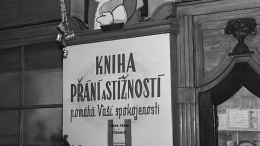 Kniha přání a stížností v prodejně Bratrství, snímek z roku 1953