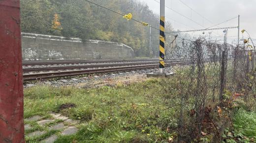 Pevnější ploty, branky i úpravy nástupiště mají zabránit riskantnímu přecházení kolejí na nádraží v Blansku