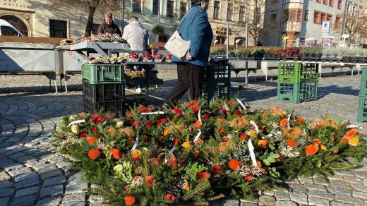 Na jihlavském náměstí teď stánky prodávají spíše vnitřní okrasné květiny a výzdobu na hroby pro blížící se svátek zesnulých – Dušičky