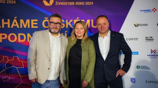 Ocenění v soutěži Živnostník roku 2024 Kraje Vysočina. Zleva: Karel Jonák, Martina Homolová a Roman Starý