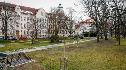 V parku Dukelská v Českých Budějovicích stále chybí dětské hřiště