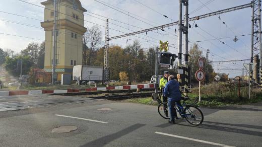 Městská policie v Týništi nad Orlicí zvýšila kontroly chodců a cyklistů u železničního přejezdu