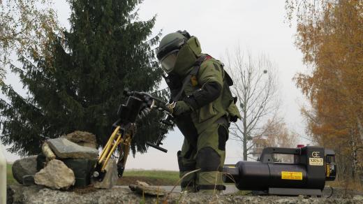 Pyrotechnik při prověřování podezřelého předmětu