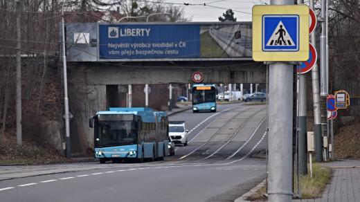 Autobus DPO jede k areálu firmy