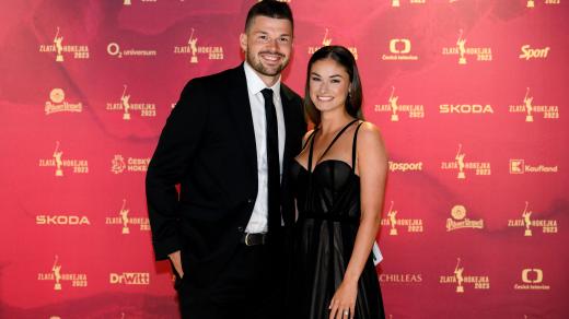 Hokejista Tomáš Hertl s manželkou Anetou na galavečeru Zlatá hokejka