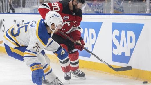 Slovenský útočník Tomáš Tatar z New Jersey Devils bojuje o puk v zápase proti Buffalu Sabres