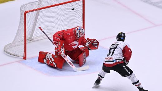 Hokejista Sparty Roman Horák prostřeluje brankáře Třince Ondřeje Kacetla v samostatných nájezdech