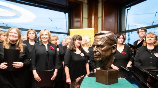 Kavárnu Slavie ozdobila busta Václava Havla