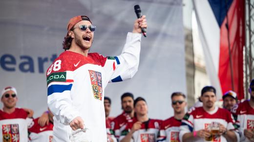 David Pastrňák při oslavě na Staroměstském náměstí