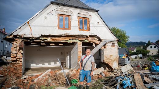 Martin Stašek stojí před svým domem v Zátoru, který je určený k demolici po ničivých povodních