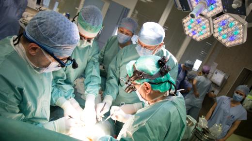Lékaři v IKEMu provádějí první transplantaci dělohy v ČR