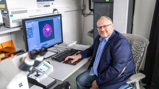Profesor David Honys, který koordinuje mezinárodní spolupráci Akademie věd ČR