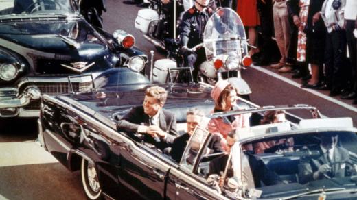 John F. Kennedy a Jackie Kennedyová v Dallasu 22. listopadu 1963