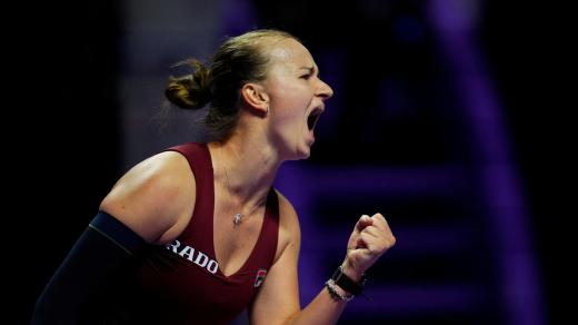 Tenistka Barbora Krejčíková s vítězným gestem při zápase na Turnaji mistryň proti Jessice Pegulaové