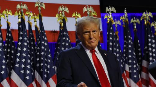 Donald Trump přichází na pódium promluvit ke svým příznivcům v Palm Beach na Floridě