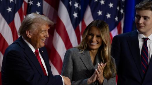 Republikánský kandidát na prezidenta a bývalý prezident USA Donald Trump vyhrál americké prezidentské volby. Z výsledku se raduje vedle své manželky Melanie Trumpové a syna Barrona Trumpa během svého mítinku v Palm Beach County Convention Center ve West P