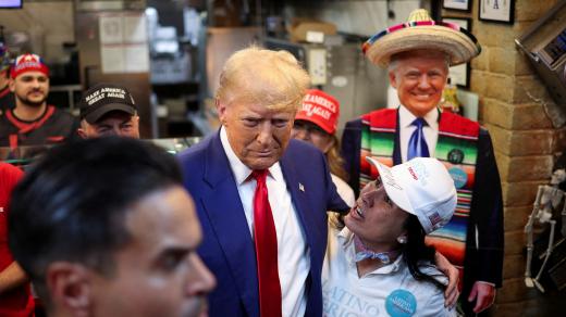 Trump v Nevadě v Las Vegas při setkání s podporovateli v kubánské restauraci Havan Express Cuban (24. října 2024)